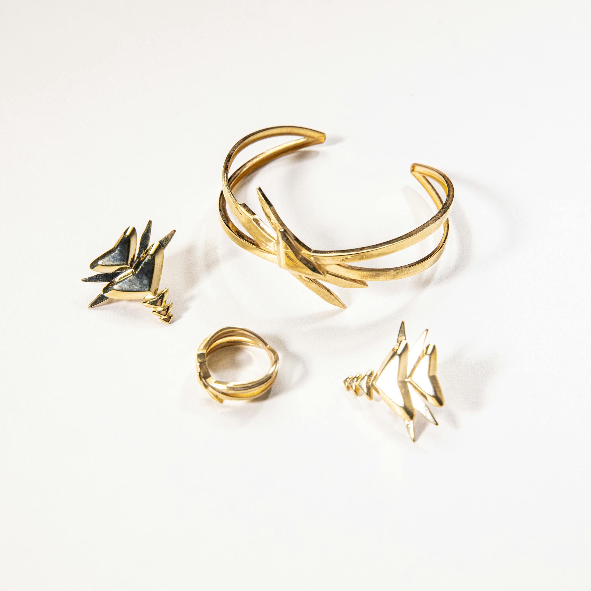 Stylish gold jewelry set featuring geometric design, perfect for adding elegance to any outfit.